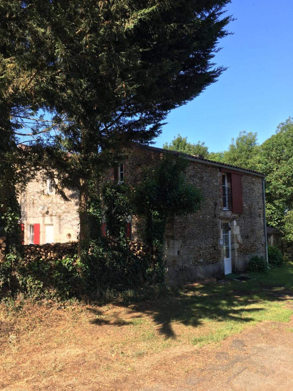 Hotel Gite Le Puy Rabasteau Chantonnay Exteriér fotografie